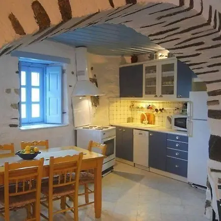 Апартаменты Traditional Nest Cozy Paroikia Delight